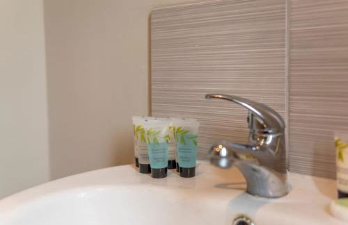 Charming Modern Retreat with Private Garden - Pass the Keys - Foto 31