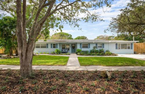 Coastal Vibes! Tropical heated pool home short drive to the beach - Foto 2