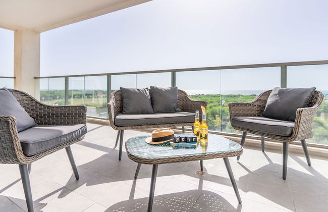 Sunlit Balcony & Coastal Charm by Sea N' Rent - Foto 21