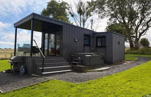 Luxury Glamping Cabin sleeping 4 People with Private Hot Tub and BBQ with views across the North Coast Ballycastle Pod 2 - Foto 56