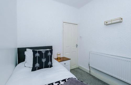 Luxury 3-Bedroom Apartment with 75-Inch TV, Fireplace & Terrace near Manchester Airport - Photo 15