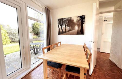 Spacious Family Bungalow with Garden for up to 7 - Photo 4