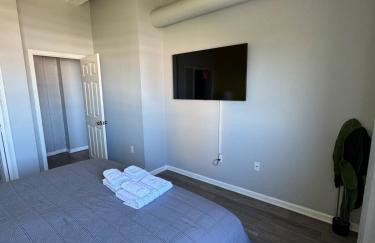 King-Bed Loft - Free Garage Parking - Full Kitchen - Foto 19