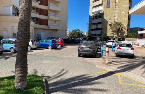 La Manga km 0, pisos estudios - planta baja - 100m de la playa - studio flats - ground floor - 100m from the beach, cada con bicis & tabla SUP, piscina & pádel & tenis & más - each with bikes & SUP board, pool & paddle & tennis & more - Foto 63