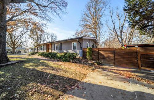 3BR Overland Park Home with Patio and Waterfall Pond - Foto 42