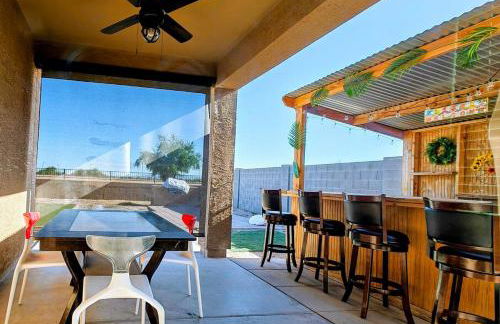 Tropical Desert Oasis Phoenix 5BR 3Bath with Outdoor Tiki Bar & BBQ - Photo 5