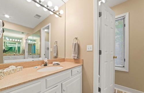 New, Spacious and charming, with a river view, conveniently located near skiing and golf - Foto 13