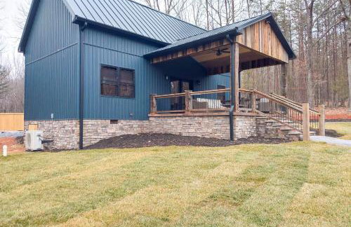 Serene Couples Getaway with Mtn Views in Bedford! - Foto 16