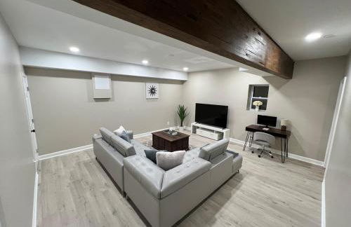 Modern Basement Retreat 2BR King suite - Foto 13