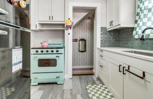 Families Welcome! Colorful Berkley Home with Yard - Foto 3