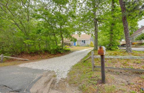 2 Mi to Beach! Cape Cod Family Retreat with Deck - Foto 42