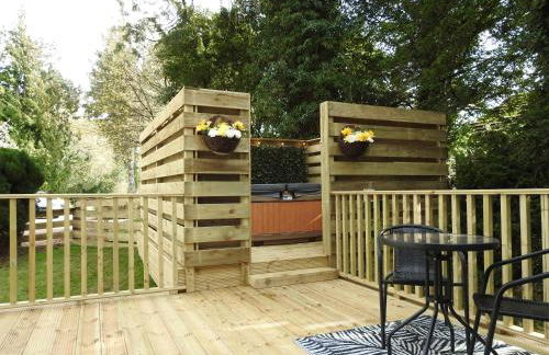 Cear 2- Private Hot Tub- Perth-Pet Friendly Lodge - Photo 3