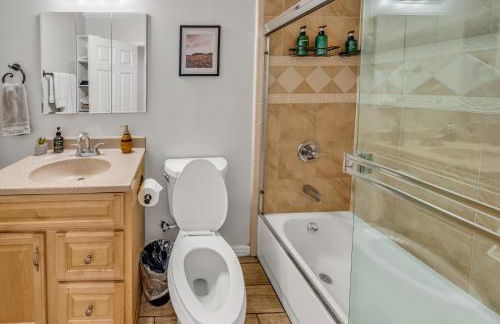 NEW! HUGE 5BR Mountain Views Game Room Hot Tub Lawn Games BBQ - Photo 26