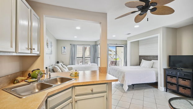 Studio With A Queen Size Bed, Twin Bed And Sofa Sleeper - Sleeps 5 0 Bedroom Condo by RedAwning - Foto 5, Cocina privada