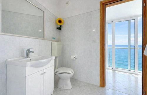 Family home away on the beach, free parking at the house - Foto 12