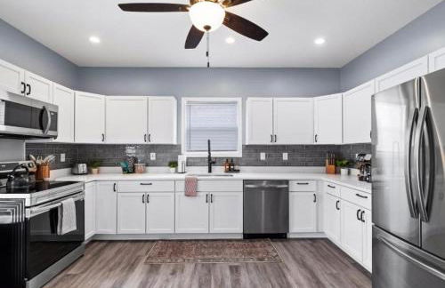 Hot Tub N64 Mins to Downtown Sleeps 8 - Foto 27