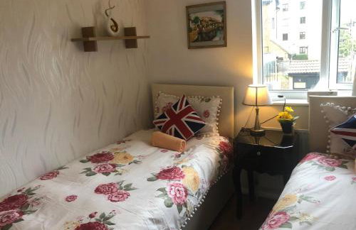 Cheerful 4 bedroom house with garden free parking - Photo 38