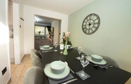 Stylish 4 Bed House, Free Parking, Close to M4 Newport - Foto 3