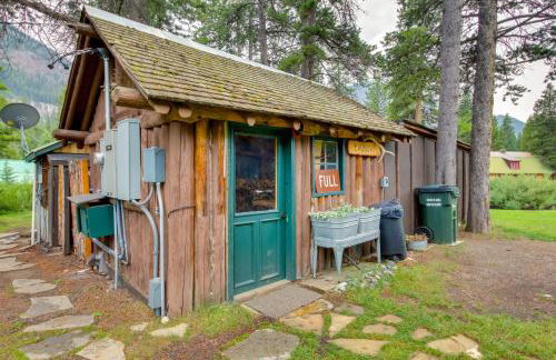 Creekside Silver Gate Getaway with Fireplace! - Foto 29