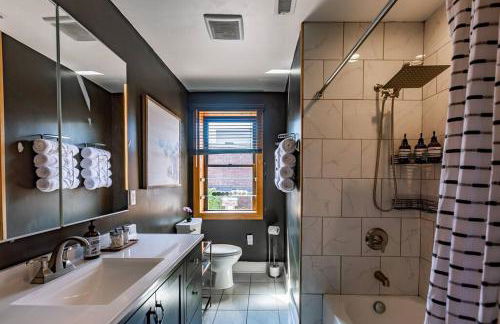 Chic Home with King Bed and Fire Pit - Foto 15