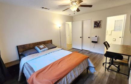 Private, Spacious, 4x Queen, 300 MBPS Internet with Backyard! - Foto 1