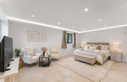 Exquisite 4BR Designer Home with Smart Features, Free Parking & SkyStream - Sleeps Up To 10 in Gerrards Cross SL9 - Photo 9