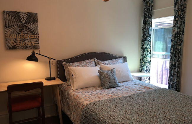 Beautiful 4BR Downtown House, Sleeps 10 - Photo 24