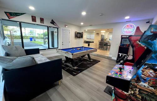 Modern Tropical Oasis with Arcade, HotTub & MiniGolf - Foto 1