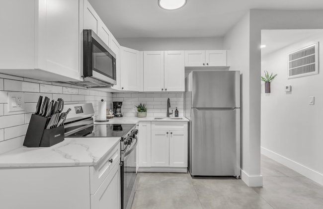 Bayview Regency Apartments By Lowkl - Photo 71