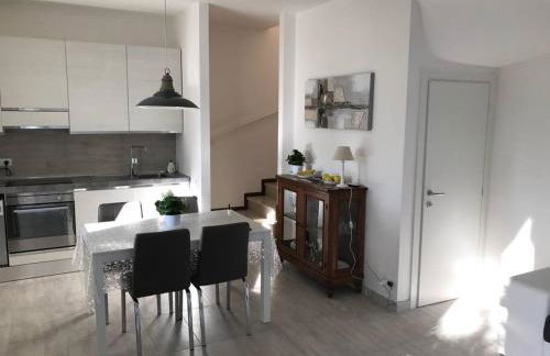 Villa a due piani con giardino e piscina - Foto 2