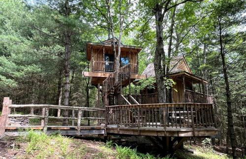 Eco-Friendly, Abstract Treehouse Surrounded by Wildlife and Hiking Trails For a Special Getaway in Sparrow Bush, New York - Foto 1