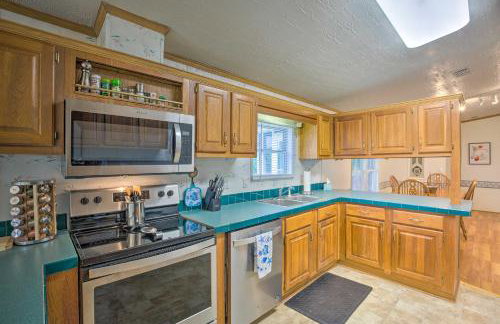 Cedar Creek Lake Access Retreat with Deck - Foto 9