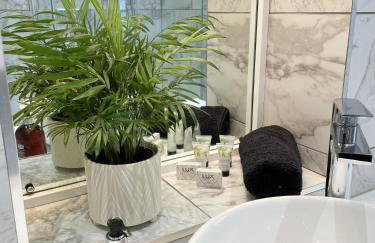 Welcome to Hazelwood, The Mount Somerton Apartment - modern and fully equipped, Private off-street parking, Near Glastonbury Tor, The spectacular Wells Cathedral, Stourhead, Sherborne Abbey, Millfield School, Clark's Village - Foto 16