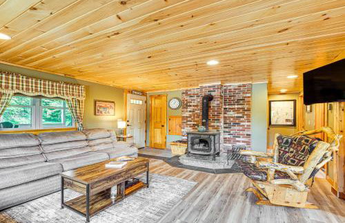 Rustic Cabin in West Danville with Deck and Fire Pit! - Foto 3