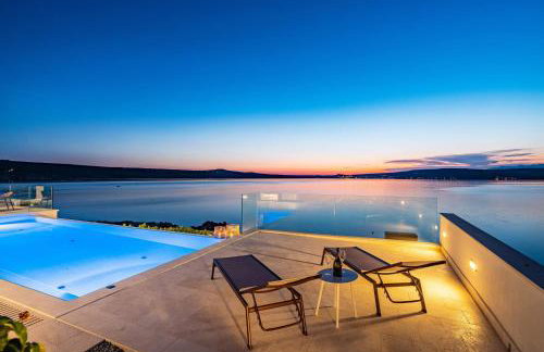 Luxury Villa Novita with Pool - Photo 32