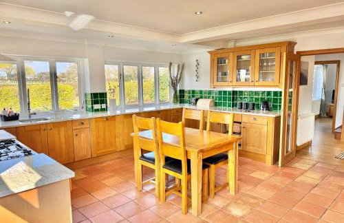 Stunning 7 Bedroom Escape Near New Forest and Beach - Large Garden - Serene Setting - Sleeps 14 - Foto 2