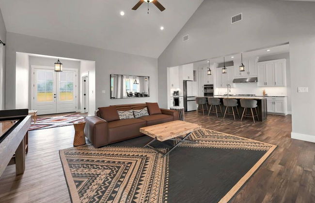 New Luxury Texas Farmhouse - Photo 48