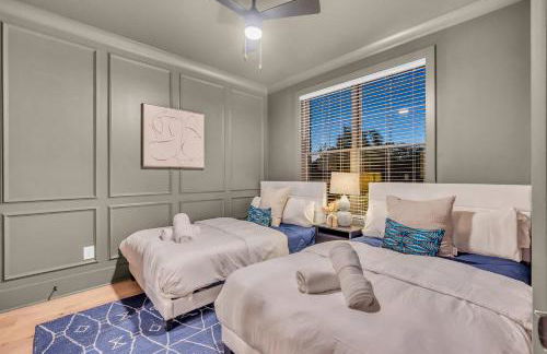 New 2 Luxe Townhomes with Rooftops Sleeps 24 - Foto 7