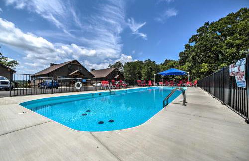 Resort Cabin with Nearby Pool and Lake Access! - Foto 21