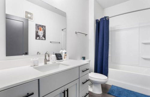 Bright & Cozy 2BR Retreat w Parking Broad Ripple - Foto 34