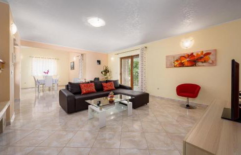 Three-Bedroom Holiday Home In Tinjan - Photo 20