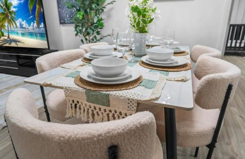 Entire Private Home with 4 Bedrooms 2 Bathrooms, Hot Tub, King Bed, 80 TV, Gated Yard, Ranch Style, Available Now - Foto 32