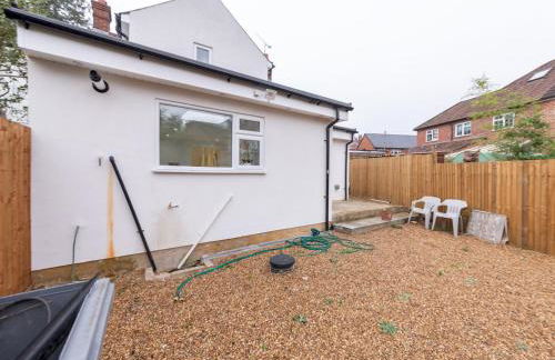 Charming Modern Home in Central Wokingham - Pass the Keys - Foto 35