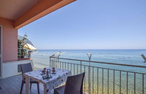 Stunning Apartment In Marina Di Caronia - Foto 1