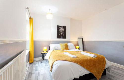 Fabulous Stay - 4 Bedroom House, sleeps 9, ideal for Business and Contractors, Free parking - Foto 17