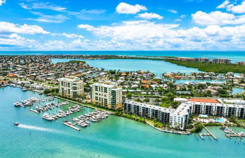 Waterfront Island Oasis! Heated Pool with Stunning View & 2 Full Bath - Foto 33