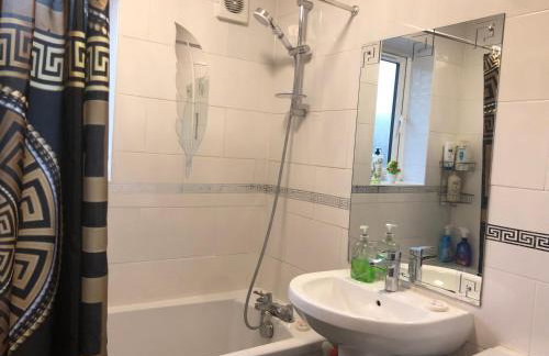 Cheerful 4 bedroom house with garden free parking - Photo 25