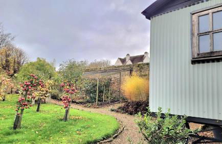 Plank Bridge Shepherds Hut in Orchard - Peaceful Escape for Two - Foto 17