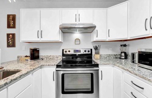 Relaxing 3 Bedroom Home Close to Beach & Airport! - Foto 9