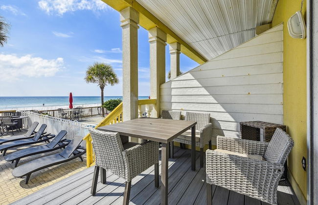 Just Beachy - 5 Bedroom Beach Front Home! Sleeps 20 Home by RedAwning - Foto 47